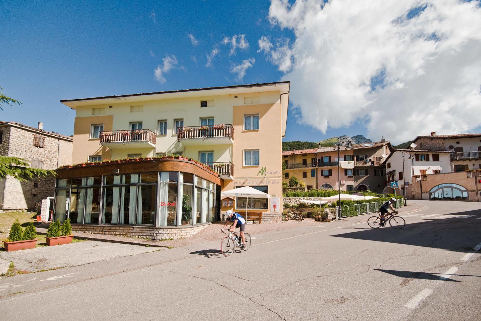 Hotel Martinelli Ronzo-Chienis ภายนอก รูปภาพ
